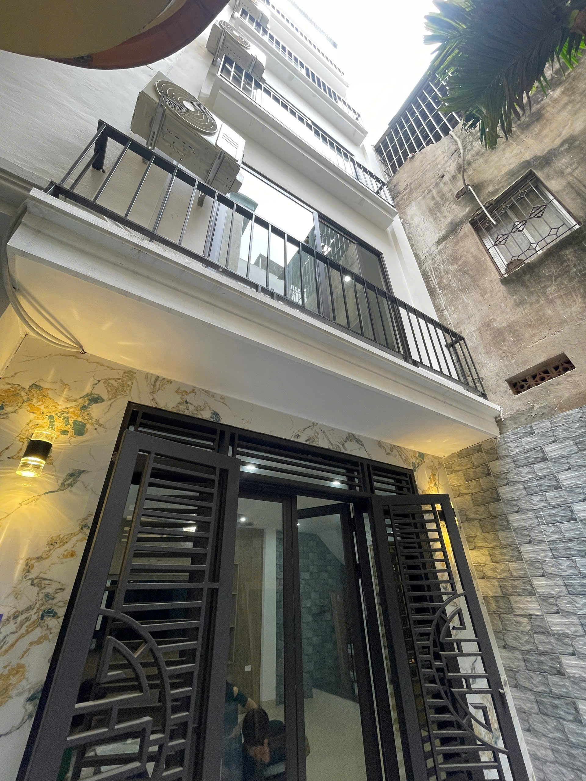 Cho thuê nhà nguyên căn mới, Thang Máy 98 Vũ Trọng Phụng 6 tầng x 40m2, 4PN  kk, 20.5 triệu - Ảnh chính